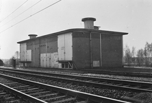 167241 Gezicht op het onderstation van de N.S. voor de voeding van de bovenleiding langs de spoorlijn bij Maarsbergen.